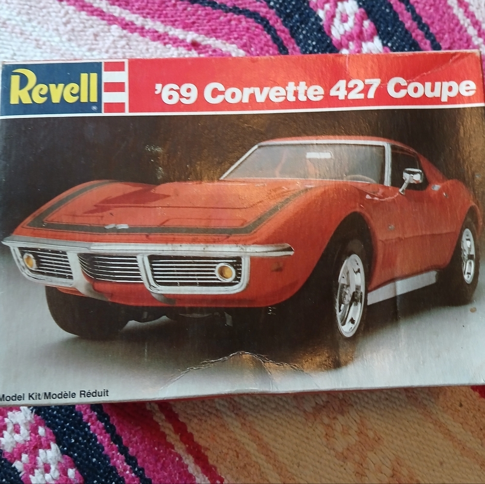 Revell 7149 1/25 Scale '69 Chevy Corvette 427 Coupe Plastic‎ Model Kit OPEN BOX